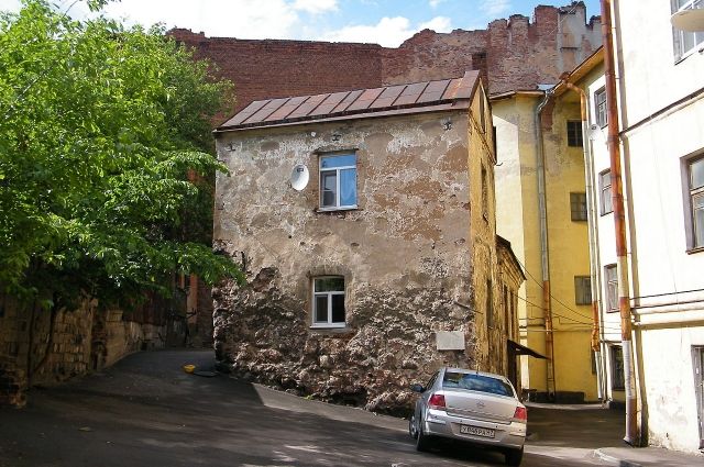 Сколько стоит квартира в самом старом доме России?